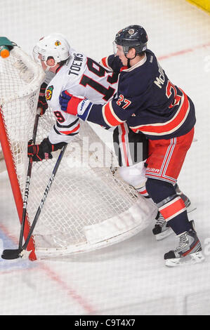 16 février 2012 - Newark, New Jersey, États-Unis - Rangers de New York, le défenseur Ryan McDonagh (27 contrôles) Blackhawks de Chicago center Jonathan Toews (19) au large de la rondelle dans le filet et au cours de la première période entre l'action de la LNH les Blackhawks de Chicago et les Rangers de New York au Madison Square Garden de New York, N. Banque D'Images