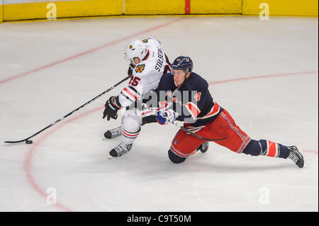 16 février 2012 - Newark, New Jersey, États-Unis - New York Rangers le défenseur Michael Del Zotto (4) s'efforce de maintenir l'aile gauche des Blackhawks de Chicago Viktor Stalberg (25) hors d'équilibre comme Stalberg disques durs aux Rangers objectif durant deuxième période entre l'action de la LNH les Blackhawks de Chicago et les Rangers de New York en M Banque D'Images