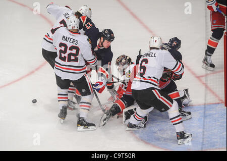 16 février 2012 - Newark, New Jersey, États-Unis - la rondelle libre comme les jets de New York Rangers aile gauche Brandon Dubinsky (17) recherche d'un rebond contre les Blackhawks de Chicago le gardien Corey Crawford (50) au cours de deuxième période entre l'action de la LNH les Blackhawks de Chicago et les Rangers de New York au Madison Square Gar Banque D'Images