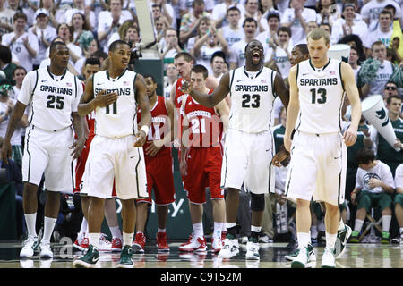 16 février 2012 - East Lansing, Michigan, UNITED STATES - Michigan State Spartans avant Draymond Green (23), Derrick Nix (25), Keith Application (11) et Austin Thornton (13) pendant un temps mort à l'encontre de la Wisconsin Badgers au Breslin Center. MSU a défait le Wisconsin 69 -55. (Crédit Image : © Rey Del Ri Banque D'Images