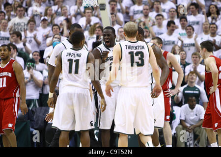 16 février 2012 - East Lansing, Michigan, UNITED STATES - Michigan State Spartans avant Draymond Green (23), Derrick Nix (25), Keith Application (11) et Austin Thornton (13) pendant un temps mort à l'encontre de la Wisconsin Badgers au Breslin Center. MSU a défait le Wisconsin 69 -55. (Crédit Image : © Rey Del Ri Banque D'Images