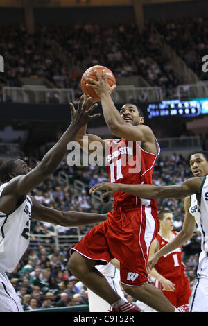 16 février 2012 - East Lansing, Michigan, UNITED STATES - Wisconsin Badgers guard Jordan Taylor (11) disques durs pour le panier à l'encontre de la Michigan State Spartans au Breslin Center. MSU a défait le Wisconsin 69 -55. (Crédit Image : © Rey Del Rio/Southcreek/ZUMAPRESS.com) Banque D'Images