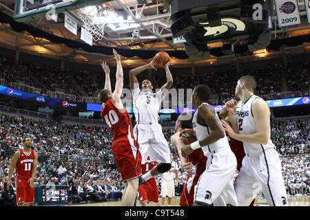 16 février 2012 - East Lansing, Michigan, UNITED STATES - Michigan State Spartans center Adreian Payne (5) tire sur le Wisconsin Badgers Jared avant Berggren (40) dans la première moitié de l'Breslin Center. MSU a défait le Wisconsin 69 -55. (Crédit Image : © Rey Del Rio/Southcreek/ZUMAPRESS.com) Banque D'Images