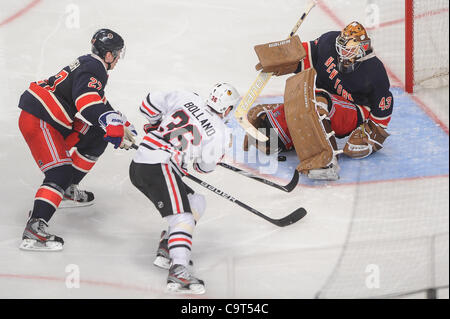 16 février 2012 - Newark, New Jersey, États-Unis - New York Rangers le gardien Martin Biron (43) fait une save as Rangers de New York le défenseur Ryan McDonagh (27) et centre des Blackhawks de Chicago Dave Bolland (36) skate dans pour le rebond au cours de la troisième période d'action de la LNH entre les Blackhawks de Chicago et New York Banque D'Images