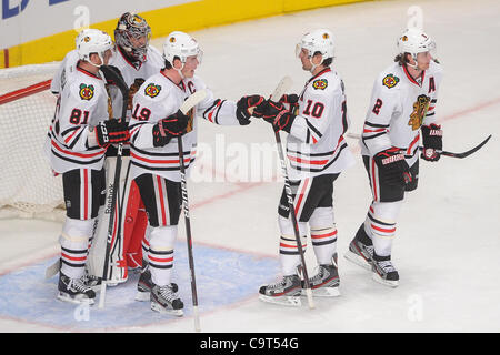 16 février 2012 - Newark, New Jersey, États-Unis - Chicago Blackhawks (gardien Corey Crawford (50) est rejoint par ses coéquipiers Marian Hossa (81), Jonathan Toews (19), Patrick Sharp (10) et Duncan Keith (2) pour célébrer leur victoire dans l'action de la LNH entre les Blackhawks de Chicago et les Rangers de New York au Madiso Banque D'Images