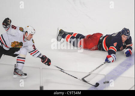 16 février 2012 - Newark, New Jersey, États-Unis - New York Rangers le défenseur Michael Del Zotto (4) plongées en essayant de garder la rondelle dans la zone d'attaque en tant que centre Blackhawks de Chicago Dave Bolland (36) zones de la rondelle dans la zone durant la troisième période d'action de la LNH entre les Blackhawks de Chicago et les Banque D'Images