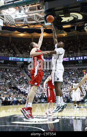 16 février 2012 - East Lansing, Michigan, UNITED STATES - Michigan State Spartans center Derrick Nix (25) tire sur le Wisconsin Badgers Jared avant Berggren (40) dans la première moitié de l'Breslin Center. MSU a défait le Wisconsin 69 -55. (Crédit Image : © Rey Del Rio/Southcreek/ZUMAPRESS.com) Banque D'Images