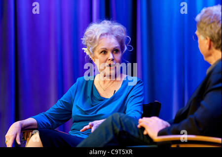 16 février 2012 - Los Angeles, CA, USA - Michelle Phillips, le dernier survivant de l'emblématique groupe Sixties pop, The Mamas and the Papas, parle de sa musique et de carrières par intérim avec le Grammy Museum Directeur exécutif Bob Santelli au GRAMMY Museum. Banque D'Images