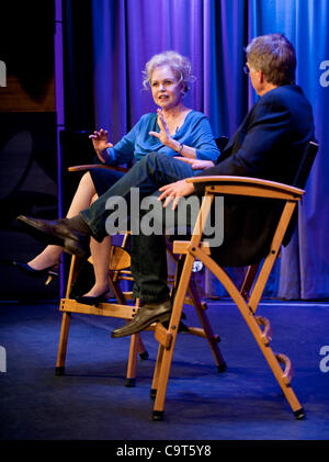 16 février 2012 - Los Angeles, CA, USA - Michelle Phillips, le dernier survivant de l'emblématique groupe Sixties pop, The Mamas and the Papas, parle de sa musique et de carrières par intérim avec le Grammy Museum Directeur exécutif Bob Santelli au GRAMMY Museum. Banque D'Images