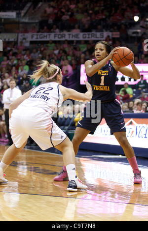 12 févr. 2012 - South Bend, Indiana, États-Unis - West Virginia guard Christal Caldwell (# 1) a l'air de passer la balle comme Notre Dame garde côtière Bretagne Mallory (# 22) défend dans la première moitié de l'action féminine de basket-ball de NCAA match entre West Virginia et Notre Dame. Le West Virginia Mountaineers bouleversé la cathédrale D Banque D'Images