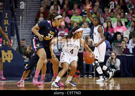 12 févr. 2012 - South Bend, Indiana, États-Unis - Notre Dame guard Skylar Diggins (# 4) dribble le ballon comme West Virginia center Ayana Dunning (# 33) défend dans la première moitié de l'action féminine de basket-ball de NCAA match entre West Virginia et Notre Dame. Le West Virginia Mountaineers bouleversé le Notre Dame Fighti Banque D'Images