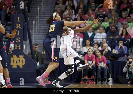 12 févr. 2012 - South Bend, Indiana, États-Unis - Notre Dame de l'avant Devereaux Peters (# 14) et de l'Ouest Virginia center Ayana Dunning (# 33) Bataille pour la balle lâche dans la première moitié de l'action féminine de basket-ball de NCAA match entre West Virginia et Notre Dame. Le West Virginia Mountaineers bouleversé le Notre Dame Banque D'Images