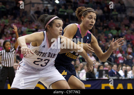 12 févr. 2012 - South Bend, Indiana, États-Unis - Notre Dame guard Kayla McBride (# 23) et Virginie de l'ouest de l'avant Jess Harlee (# 14) Bataille pour la position dans la première moitié de l'action féminine de basket-ball de NCAA match entre West Virginia et Notre Dame. Le West Virginia Mountaineers bouleversé le Notre Dame Fighting Iri Banque D'Images