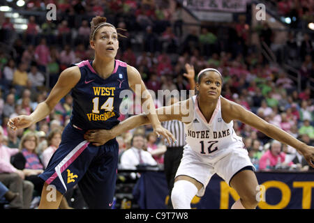 12 févr. 2012 - South Bend, Indiana, États-Unis - la Virginie de l'ouest de l'avant Jess Harlee (# 14) et Notre Dame guard Fraderica Miller (# 12) Bataille pour la position dans la première moitié de l'action féminine de basket-ball de NCAA match entre West Virginia et Notre Dame. Le West Virginia Mountaineers bouleversé le Notre Dame Fighting Banque D'Images