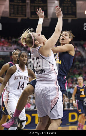 12 févr. 2012 - South Bend, Indiana, États-Unis - la Virginie de l'ouest de l'avant Jess Harlee (# 14) va jusqu'à un tir comme Notre Dame garde côtière Bretagne Mallory (# 22) défend dans la première moitié de l'action féminine de basket-ball de NCAA match entre West Virginia et Notre Dame. Le West Virginia Mountaineers bouleversé le Notre Dame Fig Banque D'Images