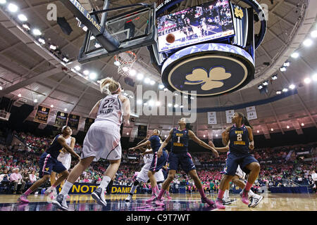 12 févr. 2012 - South Bend, Indiana, États-Unis - un point de vue général, en tant qu'acteurs bataille pour le positionner sous le panier dans seconde moitié action de basket-ball match entre West Virginia et Notre Dame. Le West Virginia Mountaineers bouleversé le Notre Dame Fighting Irish 65-63 en match à Purcell Pavilion Banque D'Images