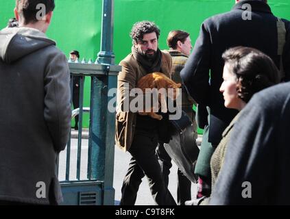 17 février 2012 - Manhattan, New York, États-Unis - l'Acteur OSCAR ISAAC dans le rôle de personnage principal Llewyn Davis porte un chat et guitare hors de la ville de ''1'' de la station de métro de train à Christopher Street dans le West village lors du tournage d'une scène du nouveau film du frère Coen ''Inside Llewyn Davis''. ''Insi Banque D'Images