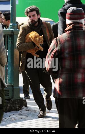 17 février 2012 - Manhattan, New York, États-Unis - l'Acteur OSCAR ISAAC dans le rôle de personnage principal Llewyn Davis porte un chat et guitare hors de la ville de ''1'' de la station de métro de train à Christopher Street dans le West village lors du tournage d'une scène du nouveau film du frère Coen ''Inside Llewyn Davis''. ''Insi Banque D'Images