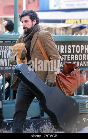 17 février 2012 - Manhattan, New York, États-Unis - l'Acteur OSCAR ISAAC dans le rôle de personnage principal Llewyn Davis porte un chat et guitare hors de la ville de ''1'' de la station de métro de train à Christopher Street dans le West village lors du tournage d'une scène du nouveau film du frère Coen ''Inside Llewyn Davis''. ''Insi Banque D'Images