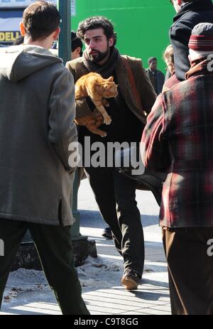 17 février 2012 - Manhattan, New York, États-Unis - l'Acteur OSCAR ISAAC dans le rôle de personnage principal Llewyn Davis porte un chat et guitare hors de la ville de ''1'' de la station de métro de train à Christopher Street dans le West village lors du tournage d'une scène du nouveau film du frère Coen ''Inside Llewyn Davis''. ''Insi Banque D'Images