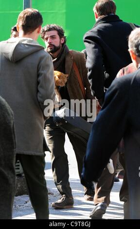 17 février 2012 - Manhattan, New York, États-Unis - l'Acteur OSCAR ISAAC dans le rôle de personnage principal Llewyn Davis porte un chat et guitare hors de la ville de ''1'' de la station de métro de train à Christopher Street dans le West village lors du tournage d'une scène du nouveau film du frère Coen ''Inside Llewyn Davis''. ''Insi Banque D'Images