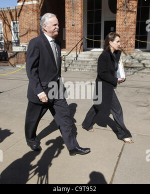 Le 15 février 2012 - Charlottesville, Virginia, UNITED STATES - Charlottesville, VA - 15 février : les avocats de la Défense Francis McQ. Lawrence, à gauche, et Rhonda Quagliana, droite, marcher à l'extérieur du palais de justice pour le circuit de Charlottesville, George Huguely procès. Huguely a été inculpé en mai 2010 la mort de son Banque D'Images