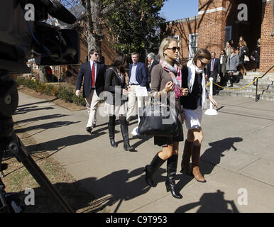 Le 15 février 2012 - Charlottesville, Virginia, UNITED STATES - Charlottesville, VA - 15 février : la soeur de l'amour Yeardley Lexie ove, milieu, balade en famille ou entre amis à l'extérieur du palais de justice pour le circuit de Charlottesville, George Huguely procès. Huguely a été inculpé en mai 2010 la mort de son girlfrie Banque D'Images