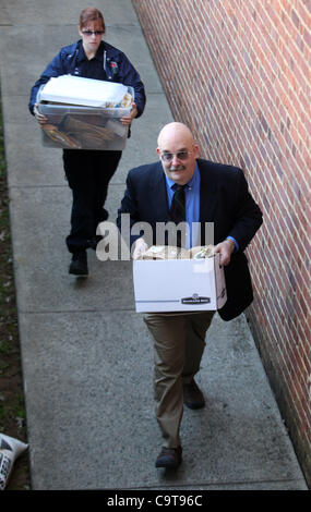 Le 15 février 2012 - Charlottesville, Virginia, UNITED STATES - Charlottesville, VA - 15 février : Les membres de la police de Charlottesville, à transporter des conteneurs avec preuve à l'Charlottesville palais pour le circuit George Huguely procès. Huguely a été inculpé en mai 2010 la mort de son girlf Banque D'Images