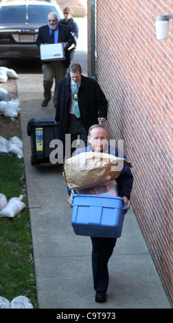 Le 15 février 2012 - Charlottesville, Virginia, UNITED STATES - Charlottesville, VA - 15 février : Les membres de la police de Charlottesville, à transporter des conteneurs avec preuve à l'Charlottesville palais pour le circuit George Huguely procès. Huguely a été inculpé en mai 2010 la mort de son girlf Banque D'Images