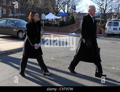 13 février 2012 - Charlottesville, Virginia, UNITED STATES - Charlottesville, VA - 13 février : les avocats de la Défense Francis McQ. Lawrence, droite, et Rhonda Quagliana, gauche, à pied de la palais pour le circuit de Charlottesville, George Huguely procès. Huguely a été inculpé en mai 2010 la mort de sa fille Banque D'Images