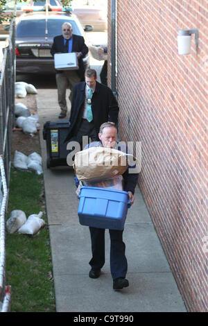 Le 15 février 2012 - Charlottesville, Virginia, UNITED STATES - Charlottesville, VA - 15 février : Les membres de la police de Charlottesville, à transporter des conteneurs avec preuve à l'Charlottesville palais pour le circuit George Huguely procès. Huguely a été inculpé en mai 2010 la mort de son girlf Banque D'Images