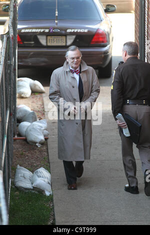 Le 15 février 2012 - Charlottesville, Virginia, UNITED STATES - Charlottesville, VA - 15 février : Juge Edward Hogshire entre dans le circuit de Charlottesville pour le palais de George Huguely procès. Huguely a été inculpé en mai 2010 la mort de sa petite amie Yeardley Amour. Elle a été membre de la Virginia Banque D'Images