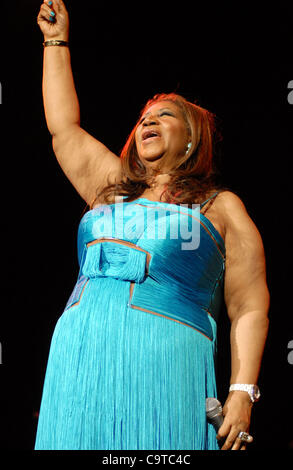 Feb 17, 2012 New York New York USA-chanteuse Aretha Franklin live en concert au Radio City Music Hall de New York. Aretha a fait un hommage à Whitney Houstan au concert ( Image de crédit@Jeffrey Geller)/ZumaPress.com Banque D'Images