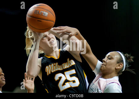 18 février, 2012 - Cleveland, Ohio, États-Unis - Centre de Milwaukee Courtney Lindfors (25) est souillée par l'état de Cleveland Takima Keane (10) au cours du premier semestre. Les Panthères mènent le Milwaukee Cleveland State Vikings 38-24 à la moitié au Wolstein Center de Cleveland (Ohio). (Crédit Image : © Frank Ja Banque D'Images