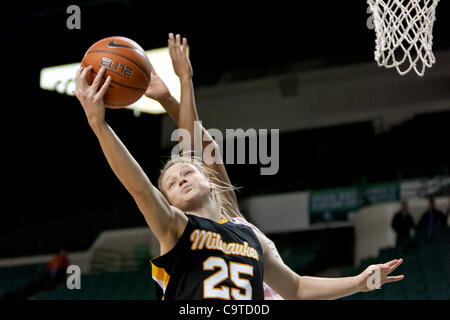 18 février, 2012 - Cleveland, Ohio, États-Unis - Centre de Milwaukee Courtney Lindfors (25) s'empare d'un rebond au cours du premier semestre contre Cleveland State. Les Panthères mènent le Milwaukee Cleveland State Vikings 38-24 à la moitié au Wolstein Center de Cleveland (Ohio). (Crédit Image : © Frank Jansky/Southcreek Banque D'Images