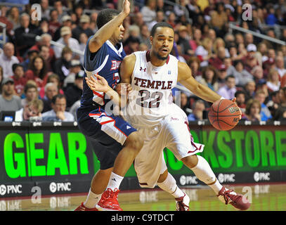 18 février 2012 - Philadelphie, Pennsylvanie, États-Unis - Temple Owls guard Aaron Brown (22) disques durs pour le panier gardé par Duquesne Ducs guard ERIC EVANS (3) au cours de la jeu de basket-ball de NCAA entre au Centre Liacouras. (Crédit Image : © Ken Inness/ZUMApress.com)/Southcreek Banque D'Images