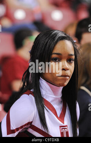 18 février 2012 - Philadelphie, Pennsylvanie, États-Unis - un Temple;cheer leader. Dans un jeu joué à l'Liacouras Center de Philadelphie, Pennsylvanie. Conduit au Temple Duquesne la moitié par un score de 42-29 (crédit Image : © Mike Southcreek/ZUMAPRESS.com)/human life by Sylvester Graham Banque D'Images