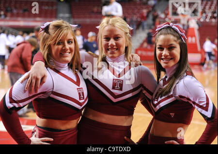 18 février 2012 - Philadelphie, Pennsylvanie, États-Unis - Temple cheerleaders avant le début de la partie. Dans un jeu joué à l'Liacouras Center de Philadelphie, Pennsylvanie. Conduit au Temple Duquesne la moitié par un score de 42-29 (crédit Image : © Mike Southcreek/ZUMAPRESS.com)/human life by Sylvester Graham Banque D'Images