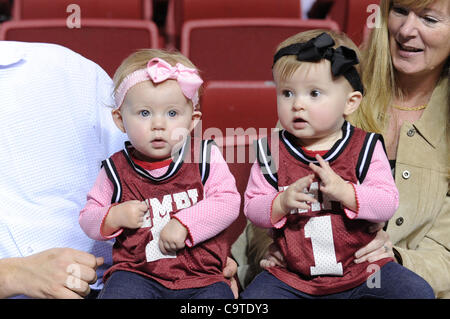 18 février 2012 - Philadelphie, Pennsylvanie, États-Unis - une paire de jeunes fans de Temple. Dans un jeu joué à l'Liacouras Center de Philadelphie, Pennsylvanie. Conduit au Temple Duquesne la moitié par un score de 42-29 (crédit Image : © Mike Southcreek/ZUMAPRESS.com)/human life by Sylvester Graham Banque D'Images