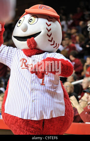 18 février 2012 - Philadelphie, Pennsylvanie, États-Unis d'Amérique - une mascotte de la lecture est en main des Phillies pour célébrer l'anniversaire de la mascotte du Temple pendant un match de basket-ball de NCAA entre les ducs et des chouettes Temple Duquesne joué au Liacouras Center de Philadelphie. Duqu battre Temple Banque D'Images