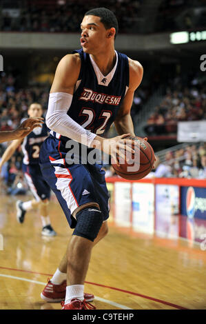 18 février 2012 - Philadelphia, Pennsylvania, United States of America - Duquesne ducs avant Kadeem Pantophlet (22) recherche un coéquipier de passer la balle de basket-ball de NCAA lors d'un match entre le Duquesne ducs et des chouettes Temple joué au Liacouras Center de Philadelphie. Temple beat Duquesne Banque D'Images