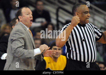 18 février 2012 - Omaha, Nebraska, États-Unis - Long Beach State l'entraîneur-chef Dan Monson réagit à un appel dans la première moitié. Creighton a défait Long Beach State 81-79 dans un BracketBuster jeu joué au centre de congrès CenturyLink à Omaha, Nebraska. (Crédit Image : © Steven Branscombe/ZUMApress.com)/Southcreek Banque D'Images