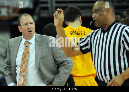 18 février 2012 - Omaha, Nebraska, États-Unis - Long Beach State l'entraîneur-chef Dan Monson réagit à un appel dans la première moitié. Creighton a défait Long Beach State 81-79 dans un BracketBuster jeu joué au centre de congrès CenturyLink à Omaha, Nebraska. (Crédit Image : © Steven Branscombe/ZUMApress.com)/Southcreek Banque D'Images