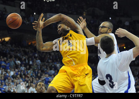 18 février 2012 - Omaha, Nebraska, États-Unis - Long Beach State avant Eugene Phelps (4) perd la balle tout en étant défendu par Gregory Echenique centre Creighton (00) et Doug McDermott Creighton l'avant (3). Creighton a défait Long Beach State 81-79 dans un BracketBuster jeu joué au centre de congrès CenturyLink Banque D'Images