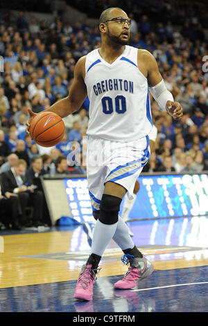 18 février 2012 - Omaha, Nebraska, États-Unis - Centre de Creighton Gregory Echenique (00) a 8 rebonds et 6 points comme Creighton défait Long Beach State 81-79 dans un BracketBuster jeu joué au centre de congrès CenturyLink à Omaha, Nebraska. (Crédit Image : © Steven Branscombe/ZUMApress.com)/Southcreek Banque D'Images