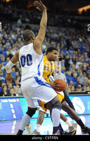 18 février 2012 - Omaha, Nebraska, États-Unis - Long Beach State avant Eugene Phelps (4) tente de contourner le centre de Creighton Gregory Echenique (00). Creighton a défait Long Beach State 81-79 dans un BracketBuster jeu joué au centre de congrès CenturyLink à Omaha, Nebraska. (Crédit Image : © Steven Branscombe/Sou Banque D'Images