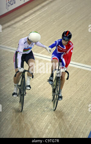 18/02/2012 Anna Meares (AUS) est félicité par Victoria Pendleton (GBR) chez les femmes de la poursuite individuelle de la demi-finale de sprint à la London prépare la Coupe du Monde UCI Série événement cycliste au vélodrome olympique. Banque D'Images