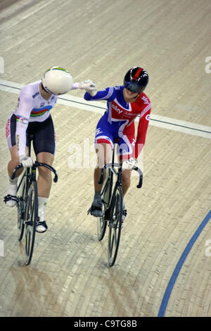 18/02/2012 Anna Meares (AUS) est félicité par Victoria Pendleton (GBR) chez les femmes de la poursuite individuelle de la demi-finale de sprint à la London prépare la Coupe du Monde UCI Série événement cycliste au vélodrome olympique. Banque D'Images