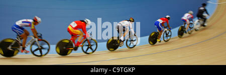 19.02.2012 Londres en Angleterre. Concurrents prenez part au keirin femmes lors de la Coupe du Monde de Cyclisme sur Piste UCI au vélodrome olympique de Londres. Partie de la London prépare une série d'événements organisés par le LOCOG, le Comité organisateur des Jeux Olympiques de Londres. Crédit obligatoire : Mitchell Gunn Banque D'Images