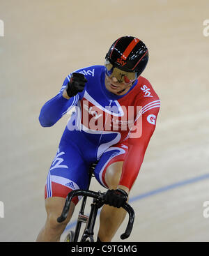 Londres, Angleterre, 12-02-18. Sir Chris HOY (GBR) célèbre sa victoire au deuxième tour de la Keirin hommes lors de la Coupe du Monde UCI, cyclisme sur piste, le vélodrome olympique de Londres. Une partie de la préparation des Jeux Olympiques de Londres se prépare. Banque D'Images